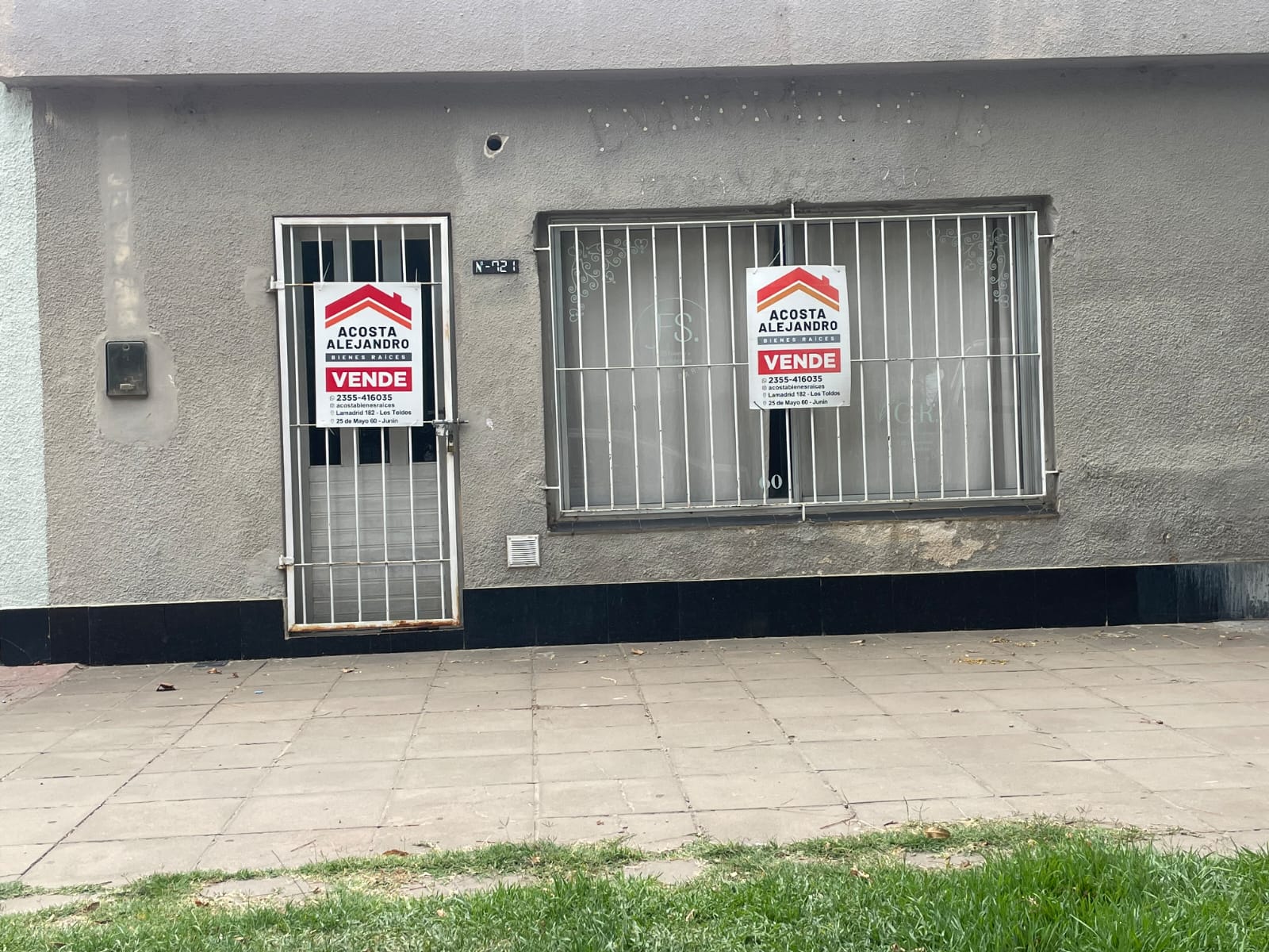 Dos Locales Comerciales en Manuela Molina y Rawson